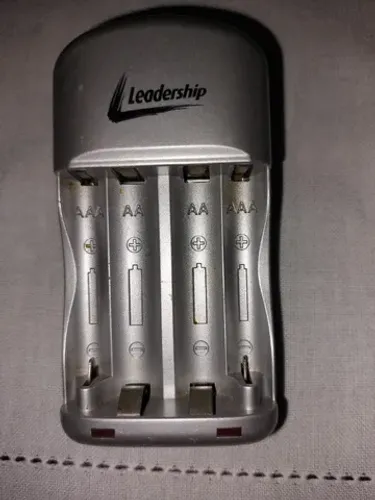Carregador de pilha pequeno  4 lugares