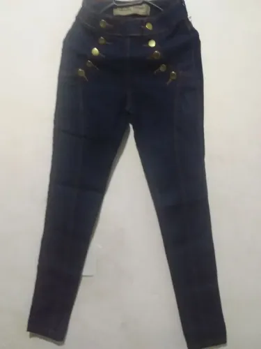 Calça jeans feminina com botões