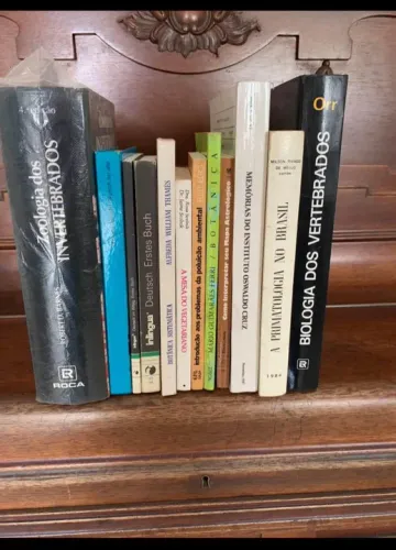 Doze livros de biologia juntos. 