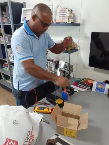 Eletricista Profissional, Sem Luz meu Cliente Não Fica!