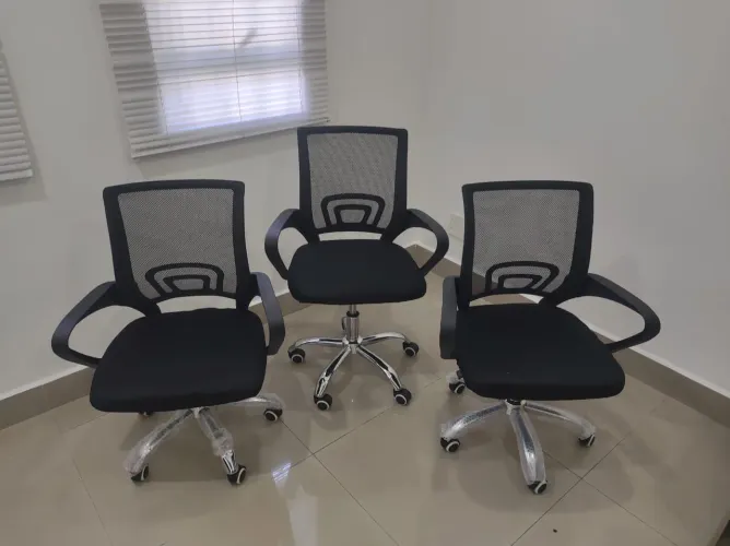 Cadeira de escritório Novas R$250,00 cada