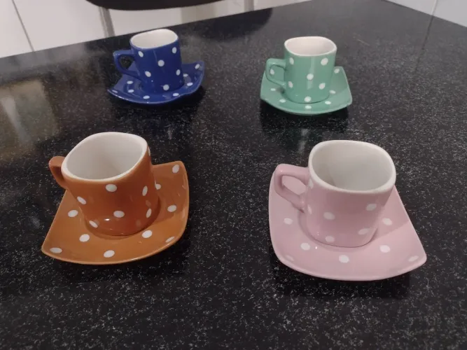Vendo lindo conjunto antigo de xícaras coloridas com bolinhas 