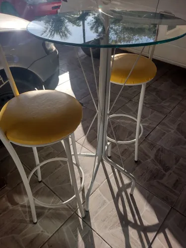 Mesa com duas banquetas 