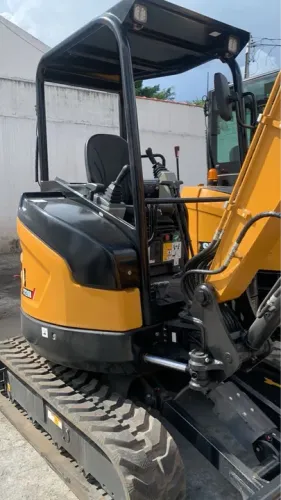 Mini escavadeira  e mini carregadeira (bob cat) para locação 