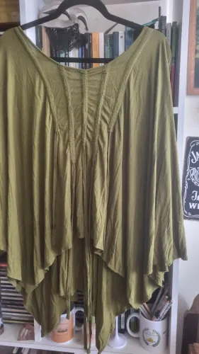 Blusa Verde oliva com Detalhes em pespontos ,pregas e tiras