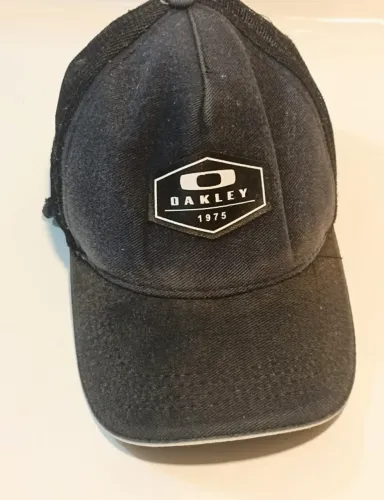 Boné OAKLEY 1975 modelo Trucker Cor Preto