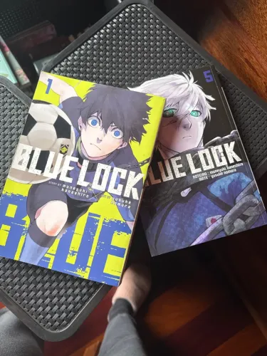 2 Mangás Blue Lock disponível 1 em inglês 5 em português 