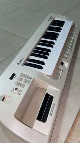 Roland Lucina AX-09 Keytar Branco com Alça, Bag e Fonte!