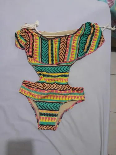 Maiô infantil estampado com detalhe
