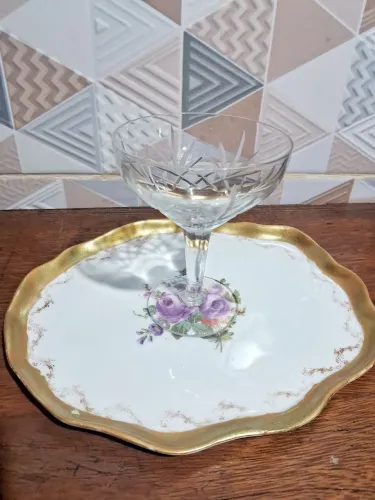Bandeja de porcelana com borda dourada e taça