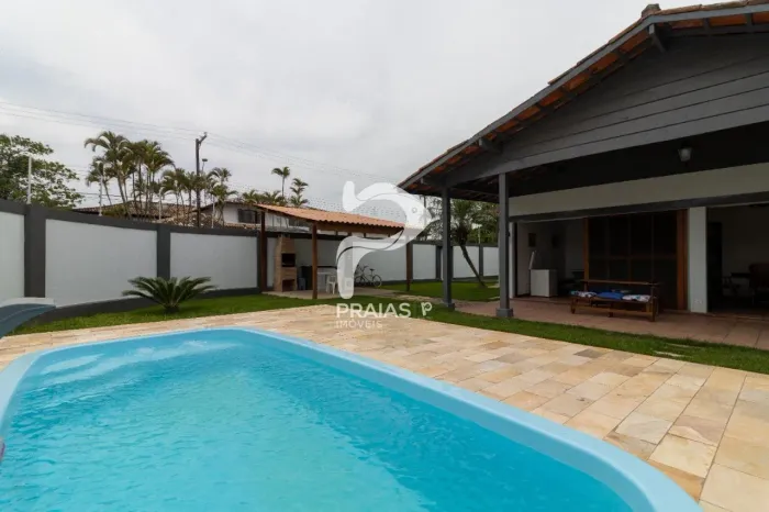 Casa com piscina e churrasqueira, 4 dormitórios, 100 metros da praia da Enseada
