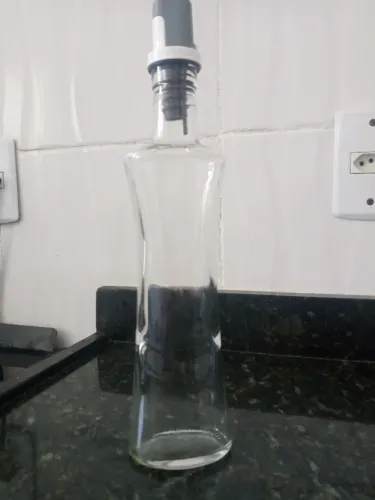 Garrafa de vidro com bico dosador