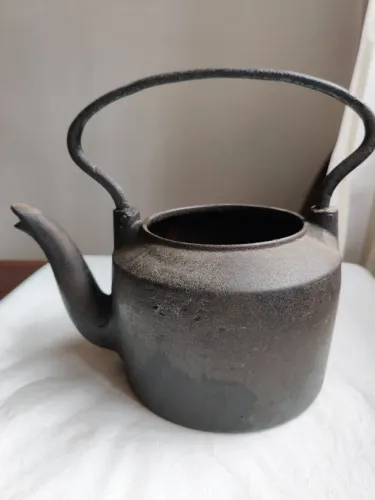 Chaleira de ferro antiga