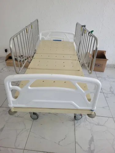 Cama hospitalar elétrica com elevação de altura