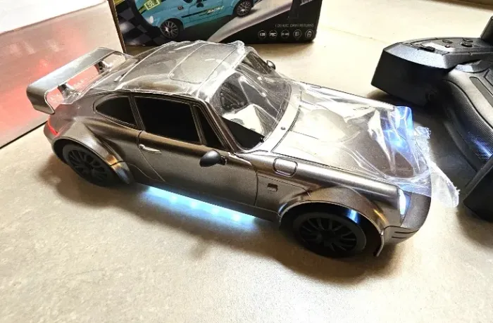 Carrinho de Controle Remoto de Corrida e Drift