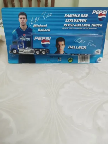 Miniatura de Caminhão Mack Hauber, da Pepsi, com imagem do Michael Ballack, escala 1:87