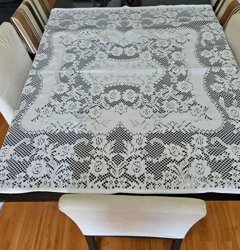 Toalha de mesa elegante e trabalhada macia branca