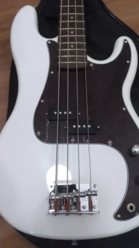 Baixo SX Precision estado de novo com capa