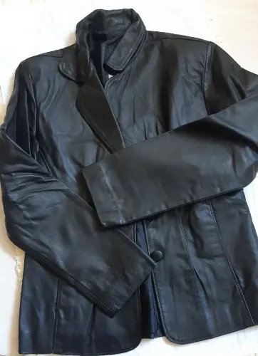 Jaqueta de Couro Preta Elegante