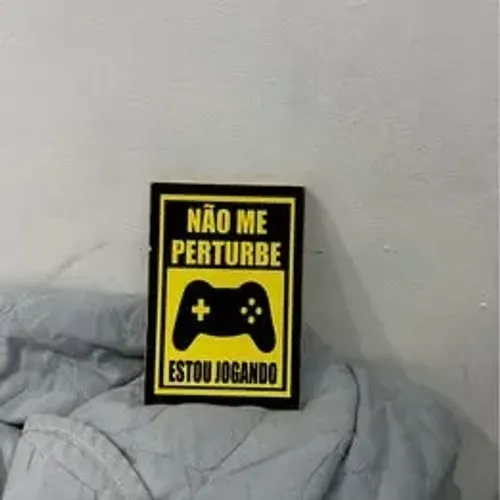 Placa de Madeira Estou Jogando - Decor Geek | Promo!