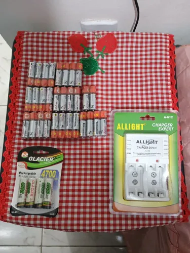 Vendo carregador com 4 pilha recarregável e 30 pilhas normais lacrados