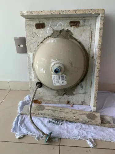 Bancada de Granito Amarelo + Cuba de Lavatório para Banheiro