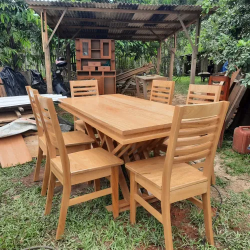 Conjunto de Mesa e Cadeiras de Madeira