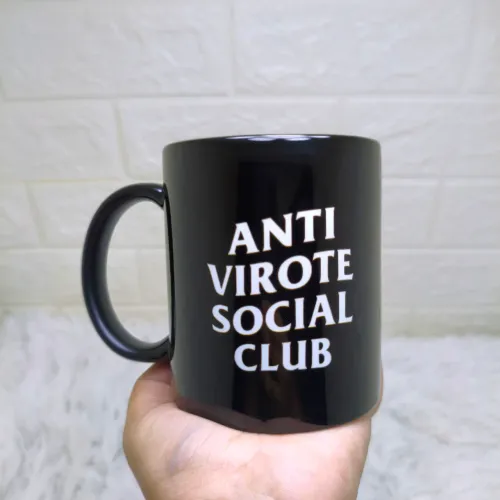 Caneca Preta com Tarja Branca e Frase Personalizada
