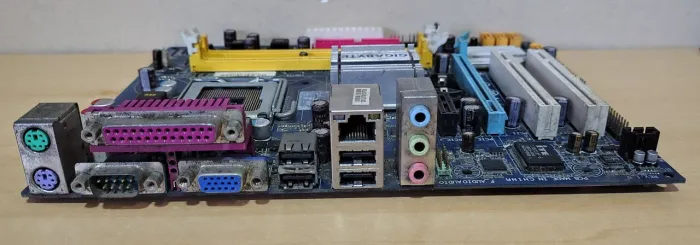 Placa Mãe Gigabyte GA-945GCM-52C Para Peças