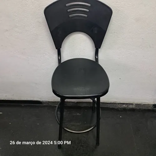 Banqueta de Aço preta com encosto e assento confortável
