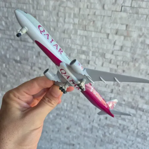 Miniatura De Avião Boeing 777 Qatar Airlines World Cup 2022 Com Suporte e Rodas - 20cm