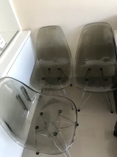 Vendo três cadeiras de alumínio com pernas de acrílico