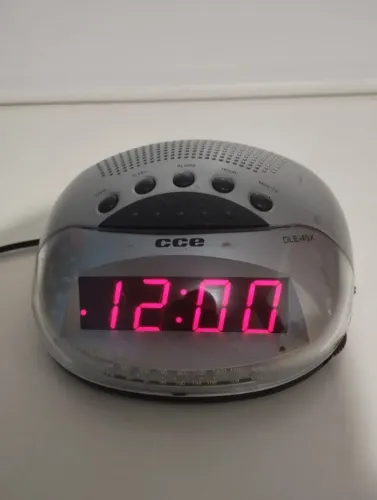Rádio CCE  despertador cor Prata R$:100 Reais 