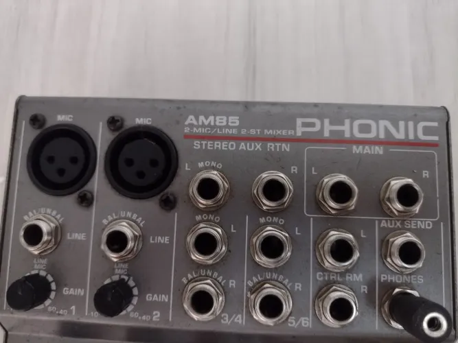Mesa de Som Phonic AM85 - 2 MIC/LINE
