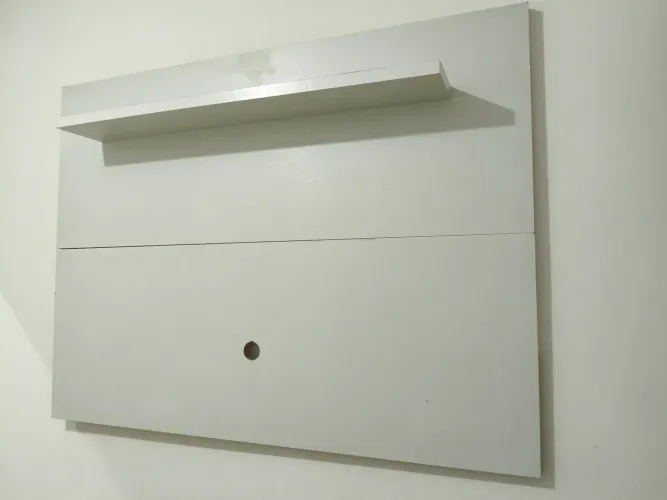 Painel para TV com prateleira