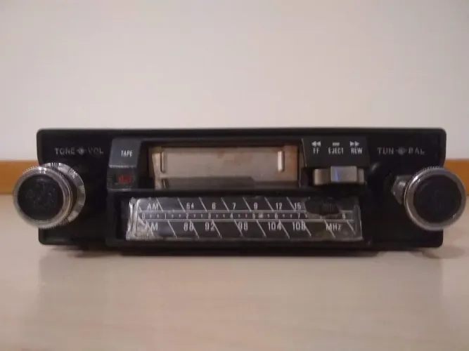 Rádio toca-fitas automotivo TKR