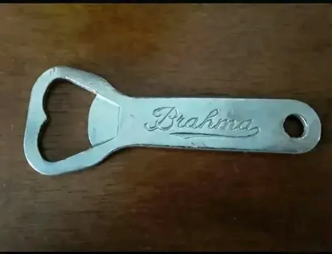 Abridor de garrafa antigo Brahma (de metal)