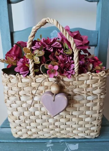 Sacola de palha com flores
