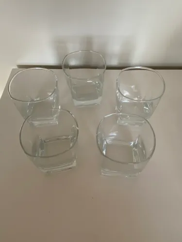 Vendo copos de whisky