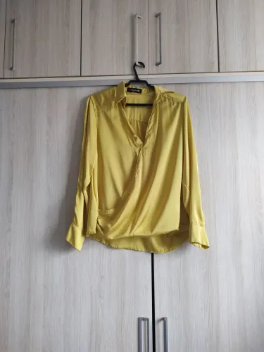 Blusa feminina amarela em cetim