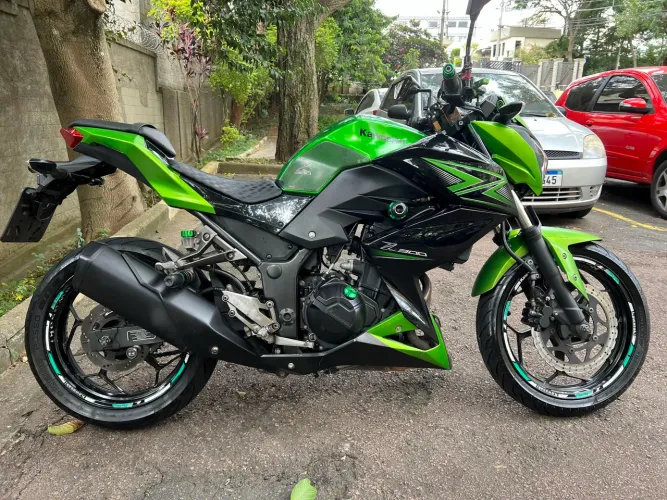Z300 impecável e personalizada
