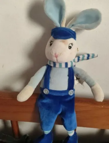 Coelho de pelúcia de pernas cumpridas na cor azul