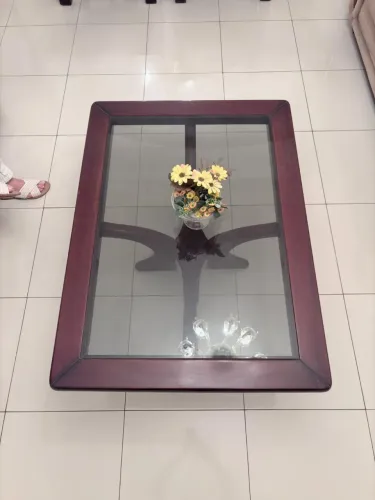 Mesa baixa para sala em madeira e vidro