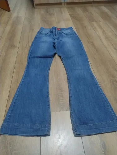 Calça jeans flare,com pouco elastano, cintura média a alta.