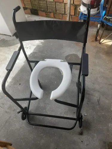 Cadeira de roda de tomar banho. 