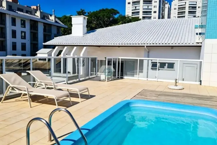 Alugo cobertura com 02 suítes, piscina privativa e vista para o mar, 307m² totais, no bair