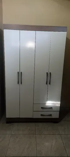 Guarda- roupa solteiro palumoveis Mobi com cabideiro . 4 porta de bater é duas gavetas 