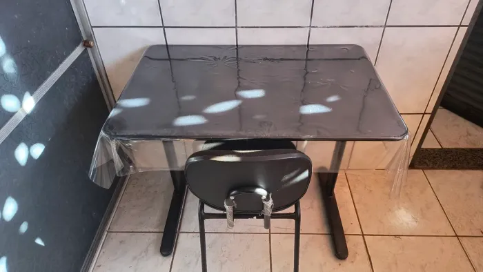 Mesa de escritório com cadeira