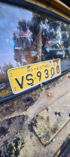Placa antiga amarela 