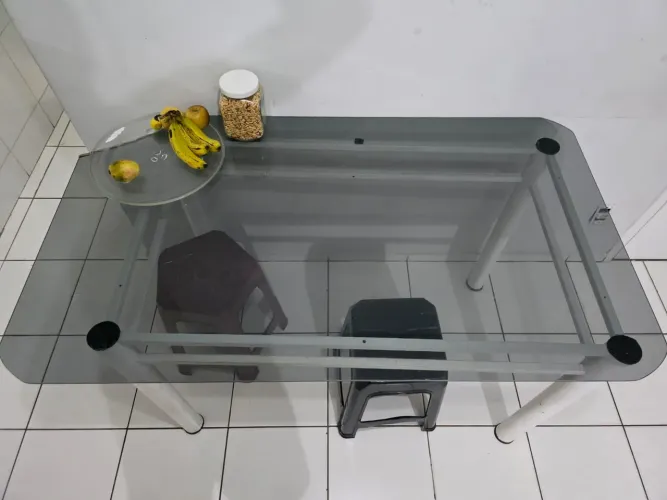 Mesa de vidro sem cadeira